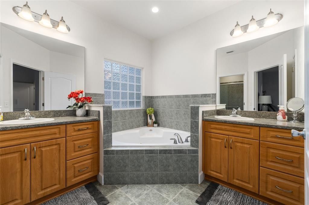 For Sale: $335,000 (3 beds, 2 baths, 1586 Square Feet)
