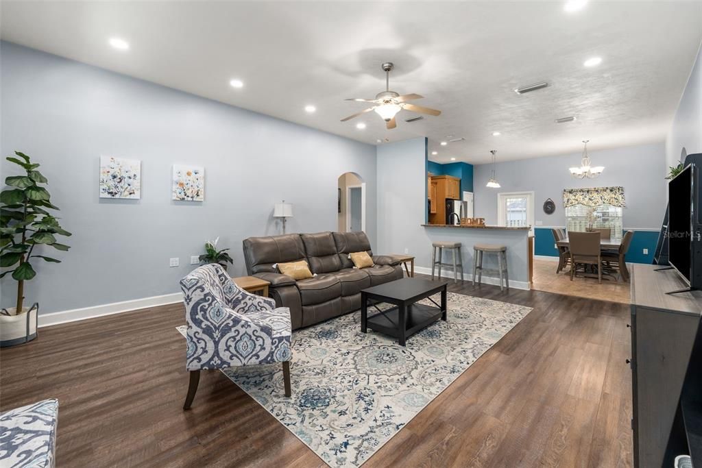 For Sale: $335,000 (3 beds, 2 baths, 1586 Square Feet)