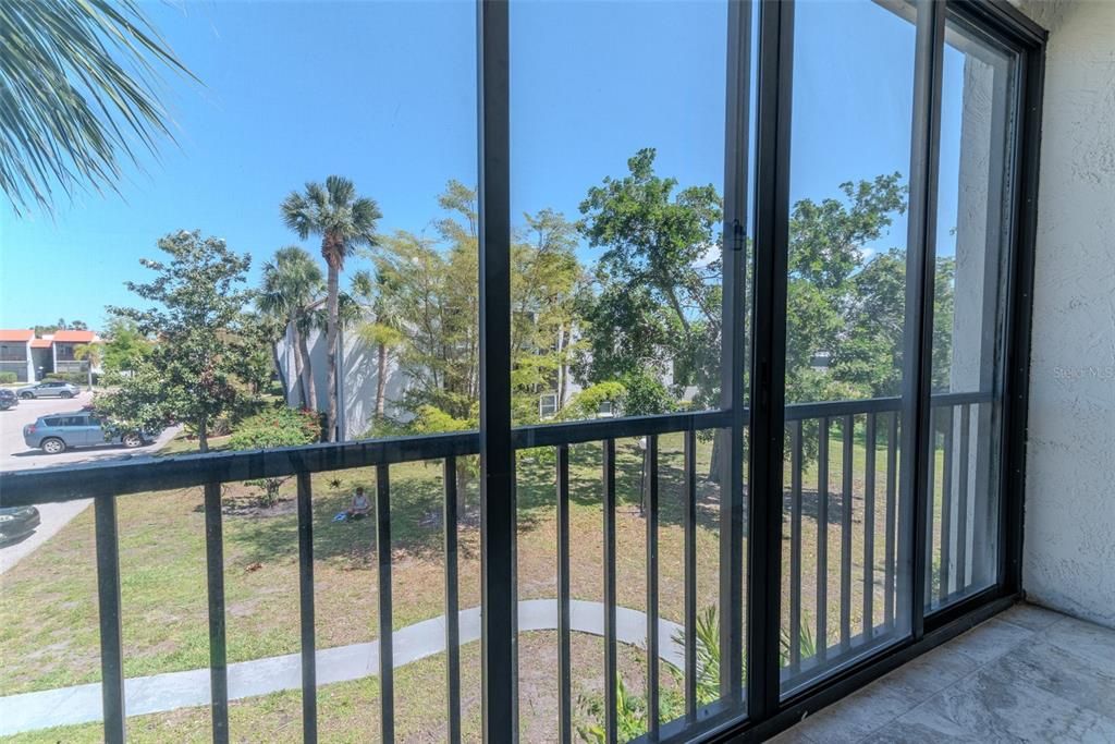 For Sale: $196,900 (2 beds, 2 baths, 964 Square Feet)