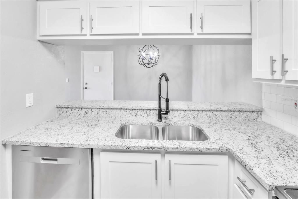 For Sale: $196,900 (2 beds, 2 baths, 964 Square Feet)