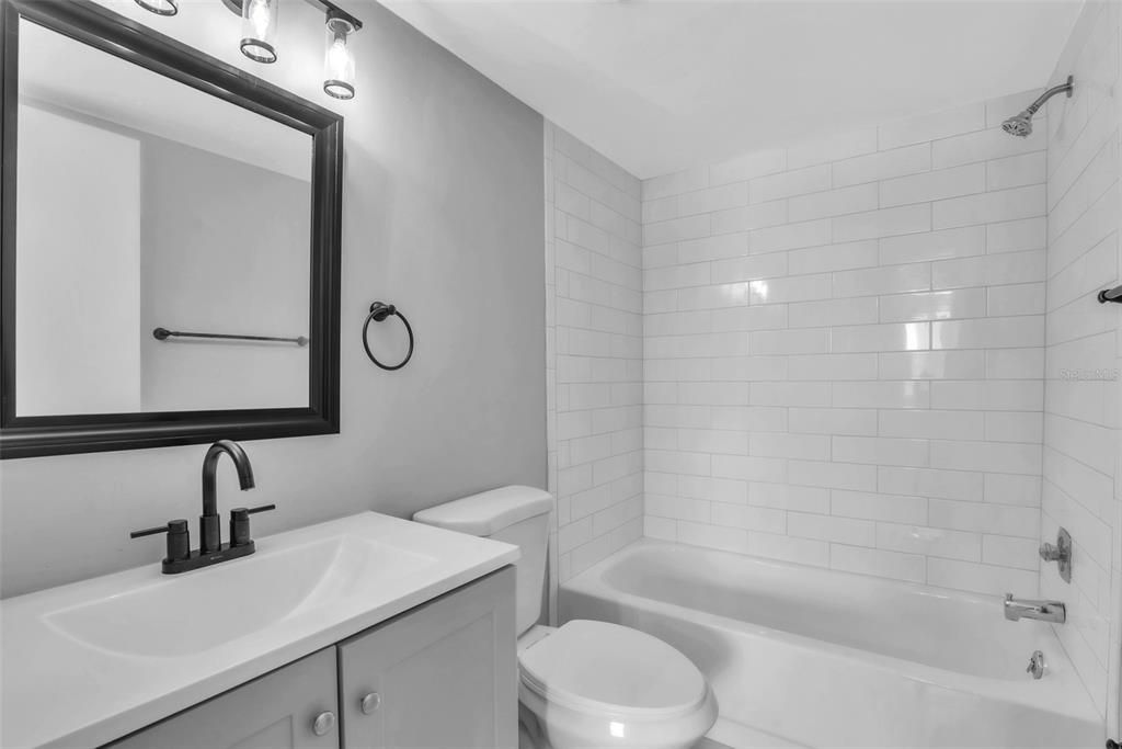 For Sale: $196,900 (2 beds, 2 baths, 964 Square Feet)