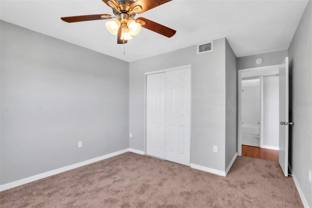 For Sale: $196,900 (2 beds, 2 baths, 964 Square Feet)