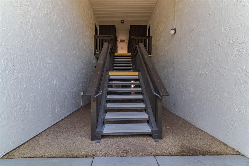 For Sale: $196,900 (2 beds, 2 baths, 964 Square Feet)