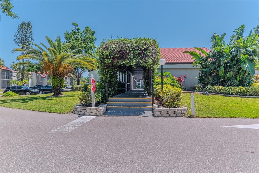 For Sale: $196,900 (2 beds, 2 baths, 964 Square Feet)