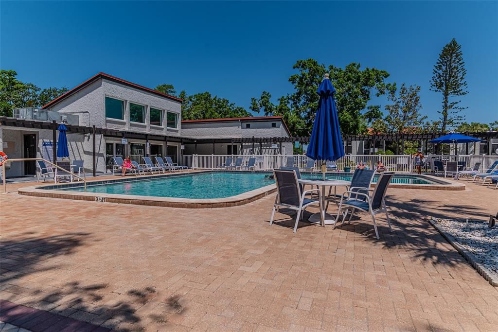 For Sale: $196,900 (2 beds, 2 baths, 964 Square Feet)