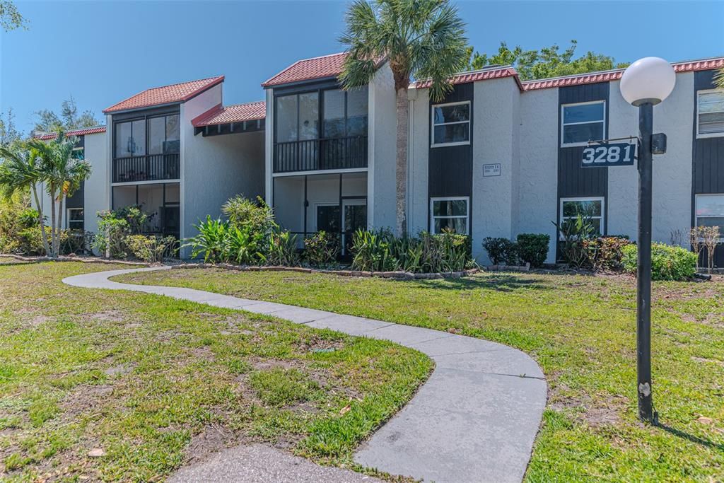For Sale: $196,900 (2 beds, 2 baths, 964 Square Feet)
