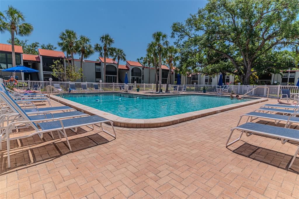 For Sale: $196,900 (2 beds, 2 baths, 964 Square Feet)