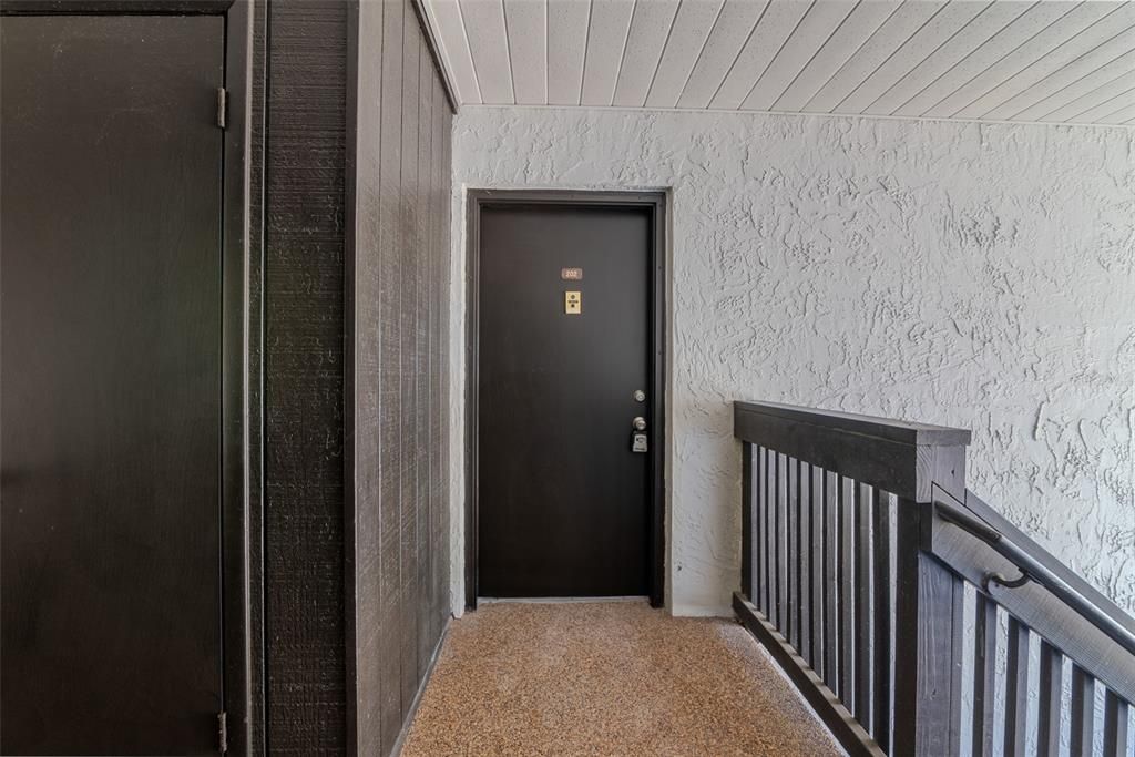 For Sale: $196,900 (2 beds, 2 baths, 964 Square Feet)