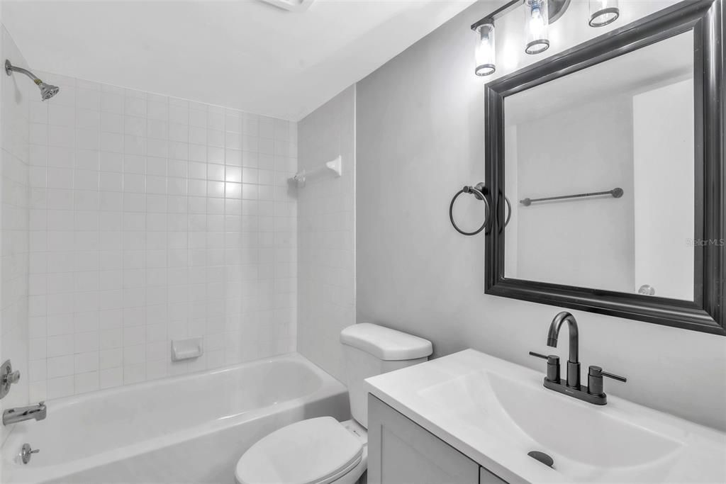 For Sale: $196,900 (2 beds, 2 baths, 964 Square Feet)