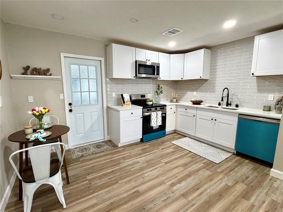 For Sale: $198,000 (3 beds, 2 baths, 800 Square Feet)