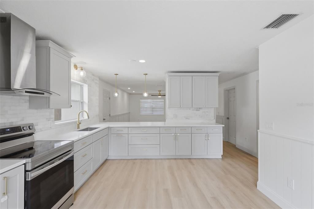 For Sale: $289,000 (3 beds, 2 baths, 1204 Square Feet)
