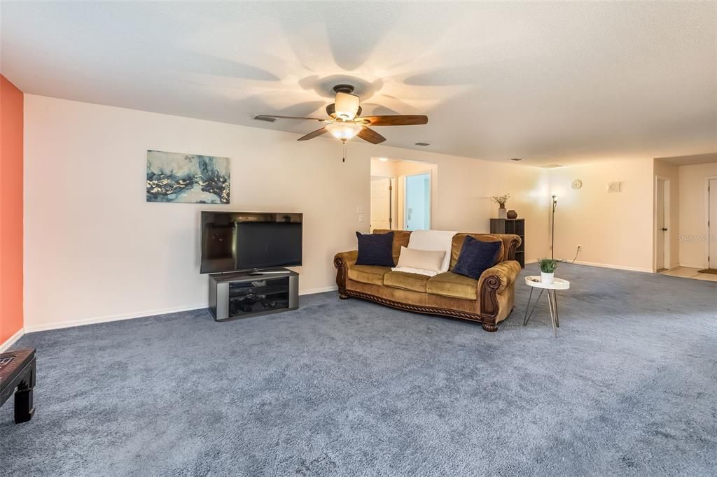 For Sale: $310,000 (4 beds, 2 baths, 1941 Square Feet)