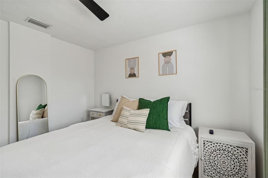 For Rent: $2,300 (4 beds, 1 baths, 1050 Square Feet)