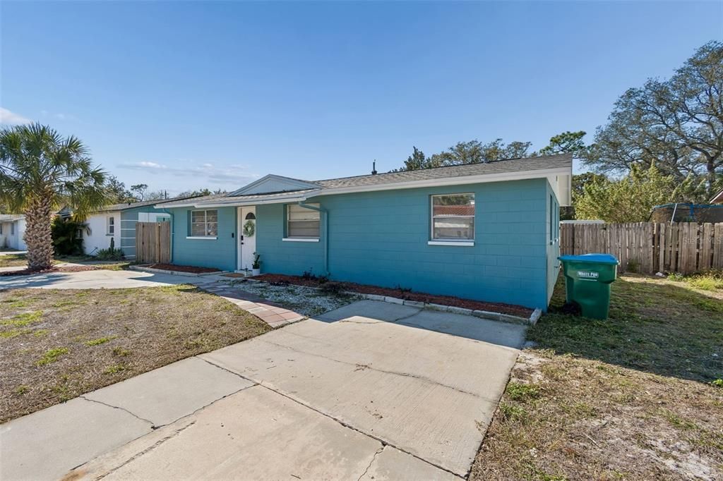 For Rent: $2,300 (4 beds, 1 baths, 1050 Square Feet)