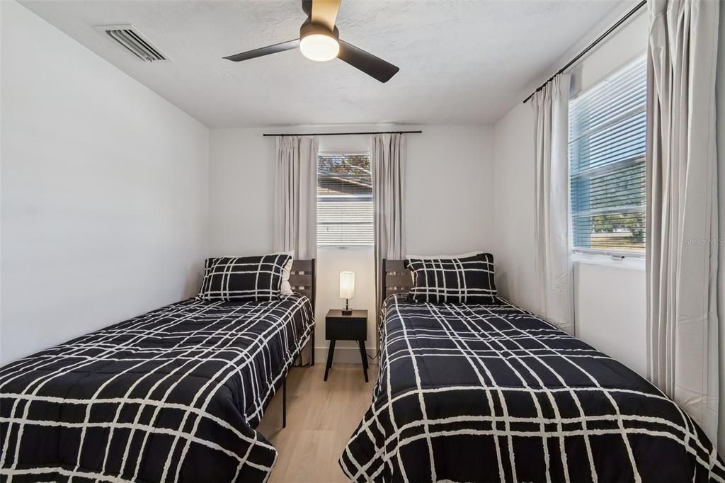 For Rent: $2,300 (4 beds, 1 baths, 1050 Square Feet)