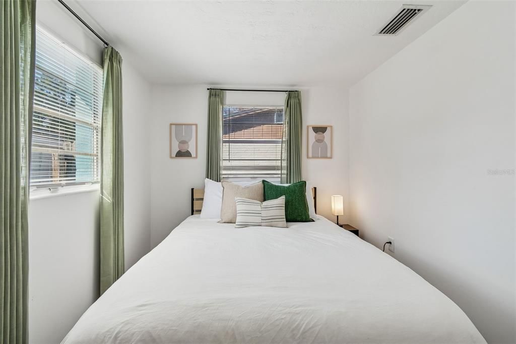 For Rent: $2,300 (4 beds, 1 baths, 1050 Square Feet)