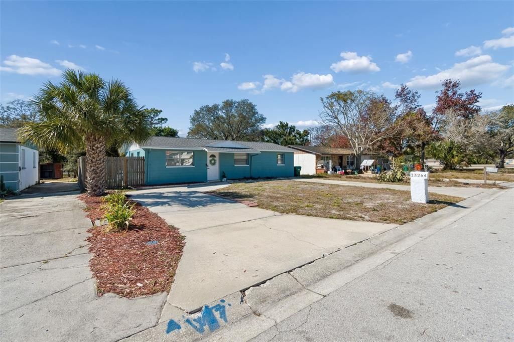 For Rent: $2,300 (4 beds, 1 baths, 1050 Square Feet)