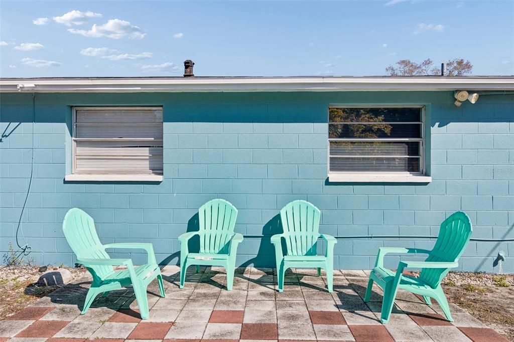 For Rent: $2,300 (4 beds, 1 baths, 1050 Square Feet)