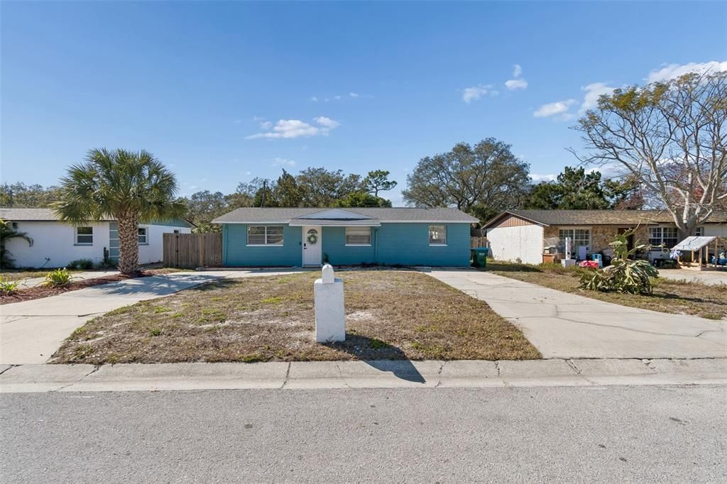 For Rent: $2,300 (4 beds, 1 baths, 1050 Square Feet)