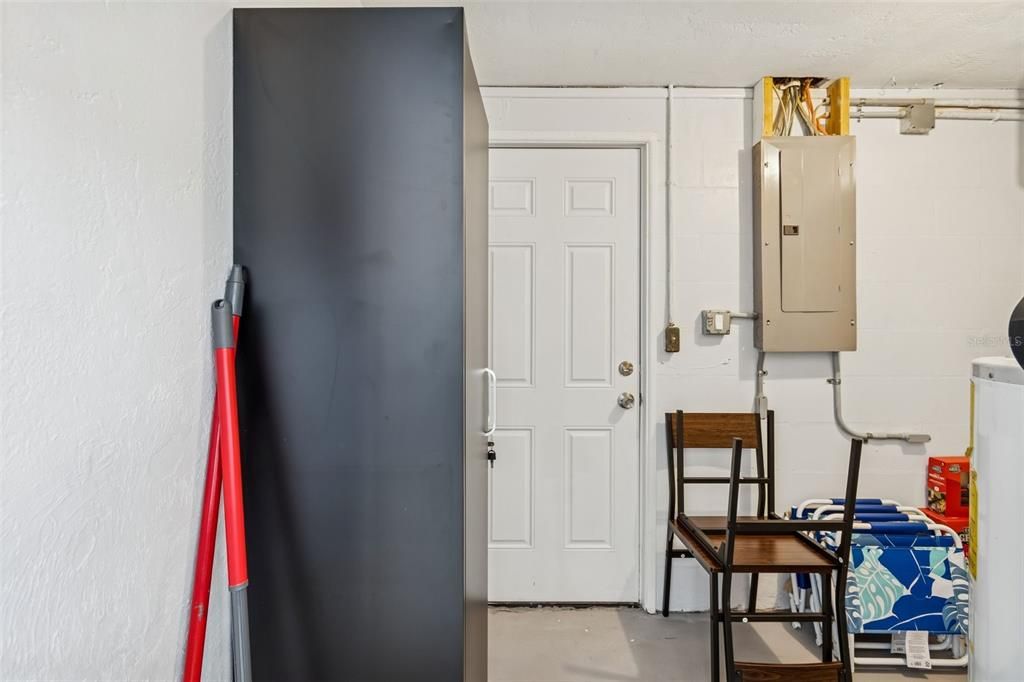 For Rent: $2,300 (4 beds, 1 baths, 1050 Square Feet)