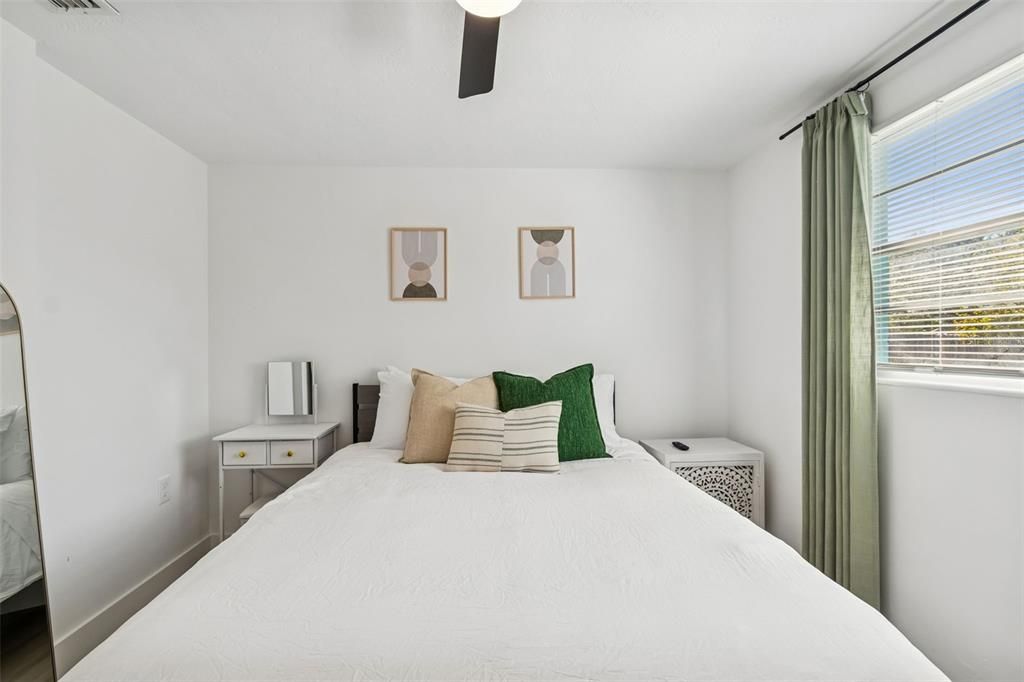 For Rent: $2,300 (4 beds, 1 baths, 1050 Square Feet)