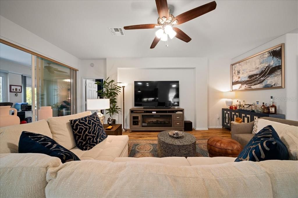 For Sale: $300,000 (2 beds, 2 baths, 1596 Square Feet)