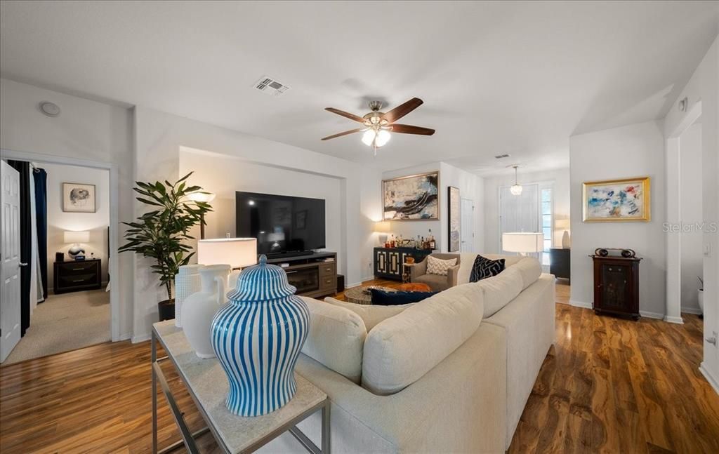 For Sale: $300,000 (2 beds, 2 baths, 1596 Square Feet)