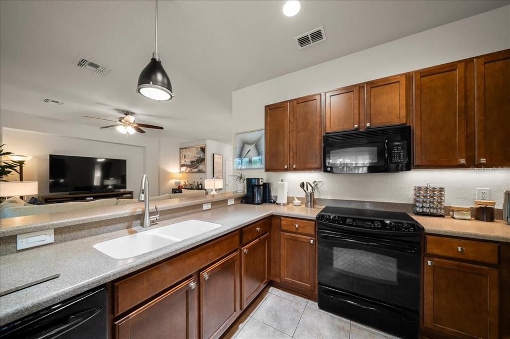 For Sale: $300,000 (2 beds, 2 baths, 1596 Square Feet)