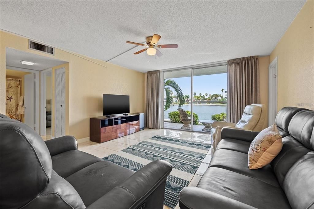 For Rent: $2,000 (2 beds, 2 baths, 1115 Square Feet)