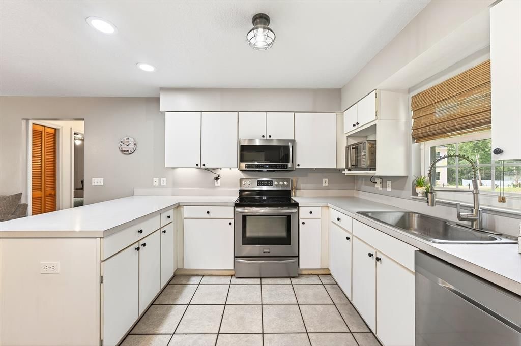 Active With Contract: $430,000 (3 beds, 2 baths, 1245 Square Feet)