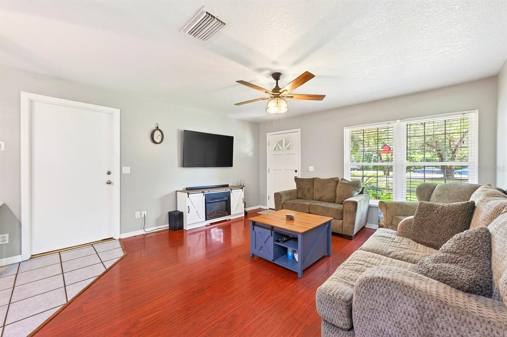 Active With Contract: $430,000 (3 beds, 2 baths, 1245 Square Feet)