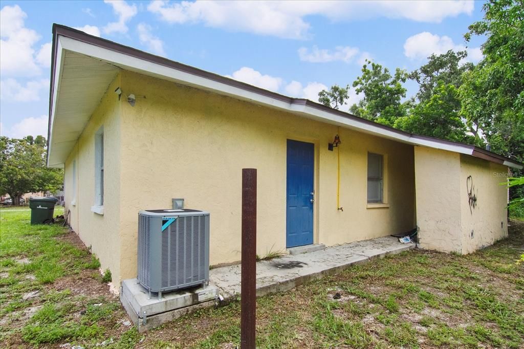 For Sale: $429,900 (6 beds, 2 baths, 2132 Square Feet)