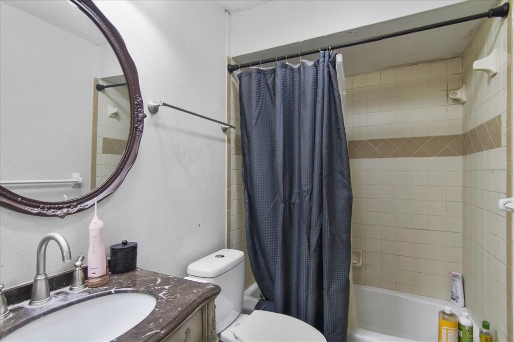 For Sale: $429,900 (6 beds, 2 baths, 2132 Square Feet)