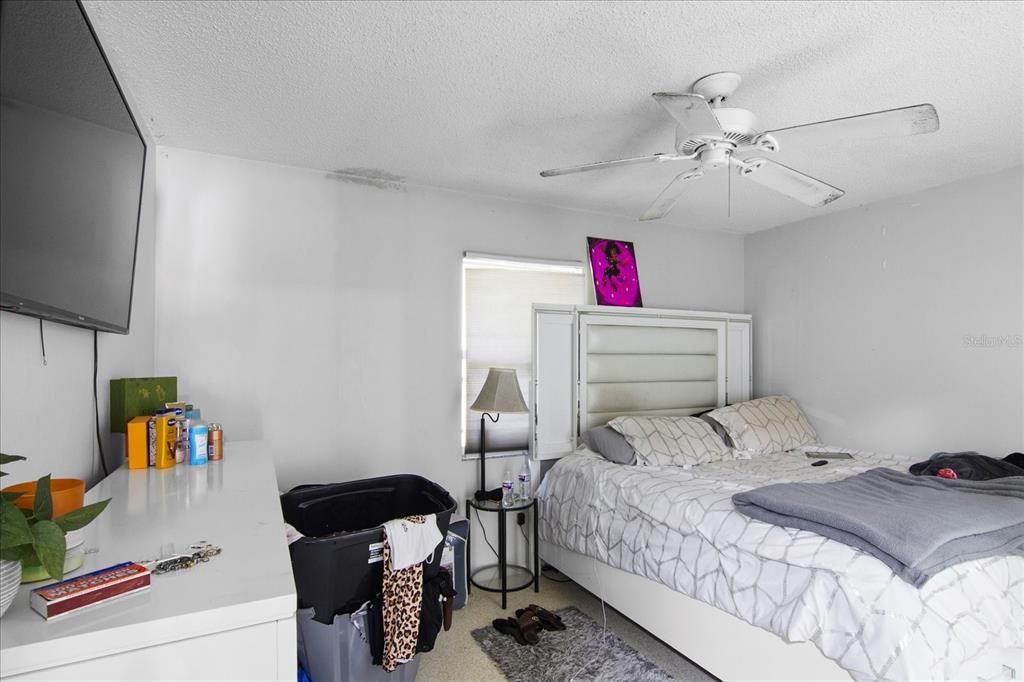 For Sale: $429,900 (6 beds, 2 baths, 2132 Square Feet)
