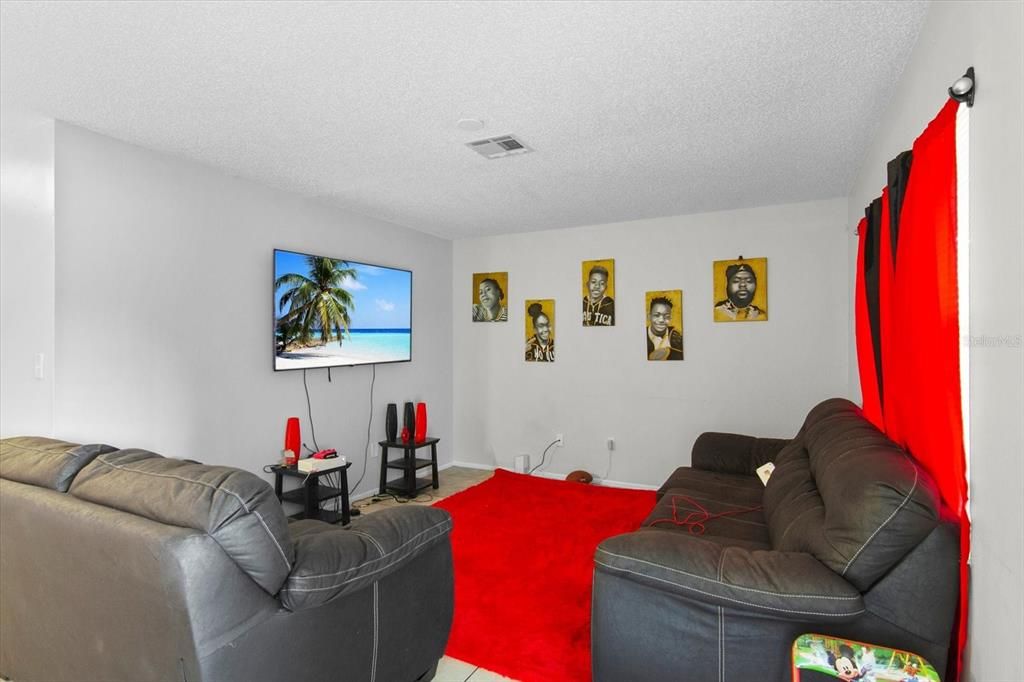 For Sale: $429,900 (6 beds, 2 baths, 2132 Square Feet)