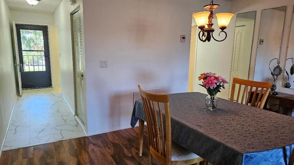 На продажу: $159,900 (2 спален, 2 ванн, 1100 Квадратных фут)