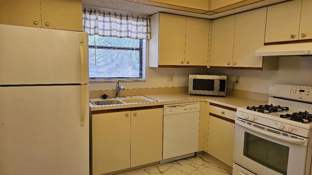 На продажу: $159,900 (2 спален, 2 ванн, 1100 Квадратных фут)