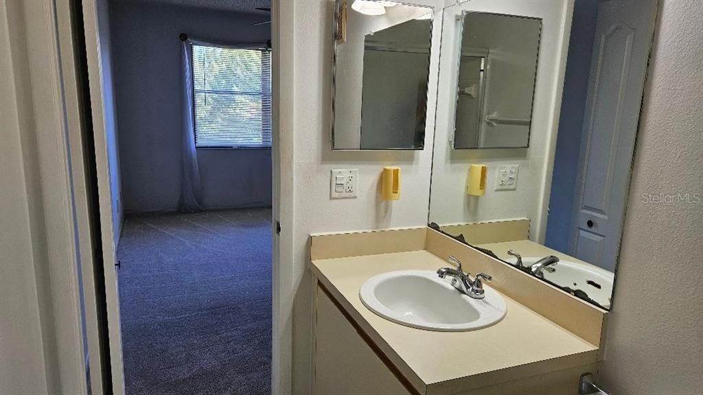 На продажу: $159,900 (2 спален, 2 ванн, 1100 Квадратных фут)