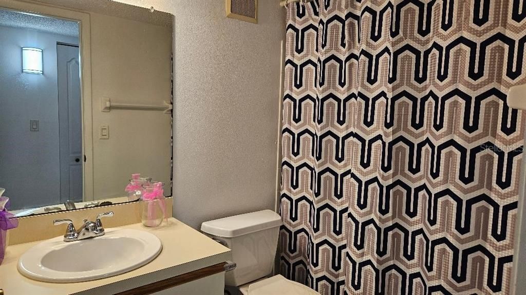 На продажу: $159,900 (2 спален, 2 ванн, 1100 Квадратных фут)