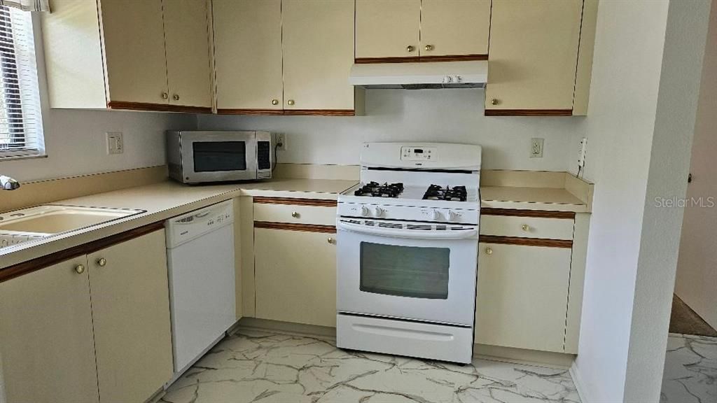 На продажу: $159,900 (2 спален, 2 ванн, 1100 Квадратных фут)