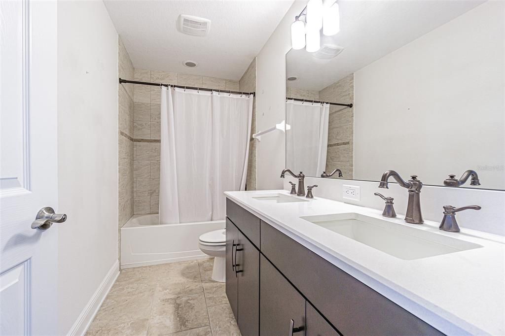 Activo con contrato: $849,900 (5 camas, 5 baños, 3761 Pies cuadrados)