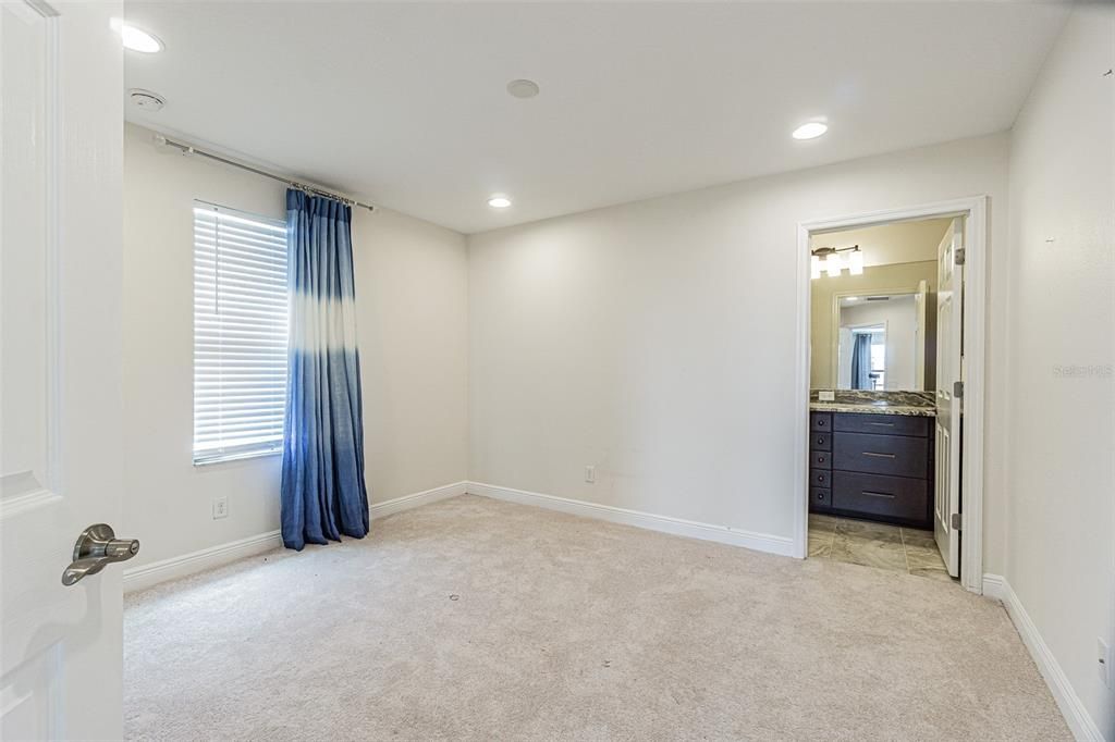 Activo con contrato: $849,900 (5 camas, 5 baños, 3761 Pies cuadrados)