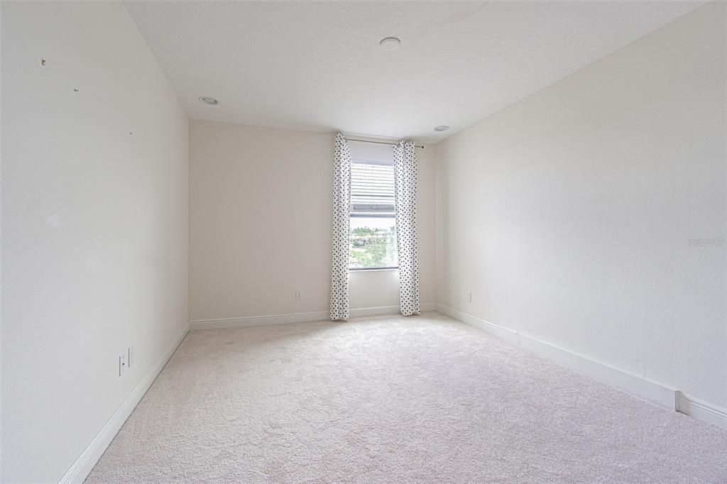 Activo con contrato: $849,900 (5 camas, 5 baños, 3761 Pies cuadrados)