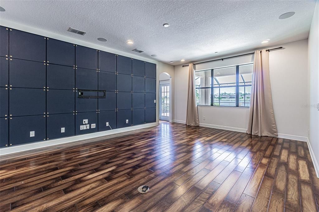 Activo con contrato: $849,900 (5 camas, 5 baños, 3761 Pies cuadrados)