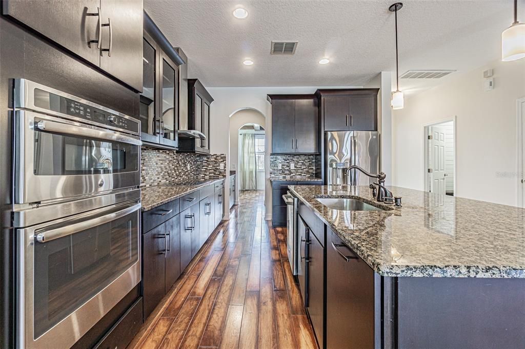 Activo con contrato: $849,900 (5 camas, 5 baños, 3761 Pies cuadrados)