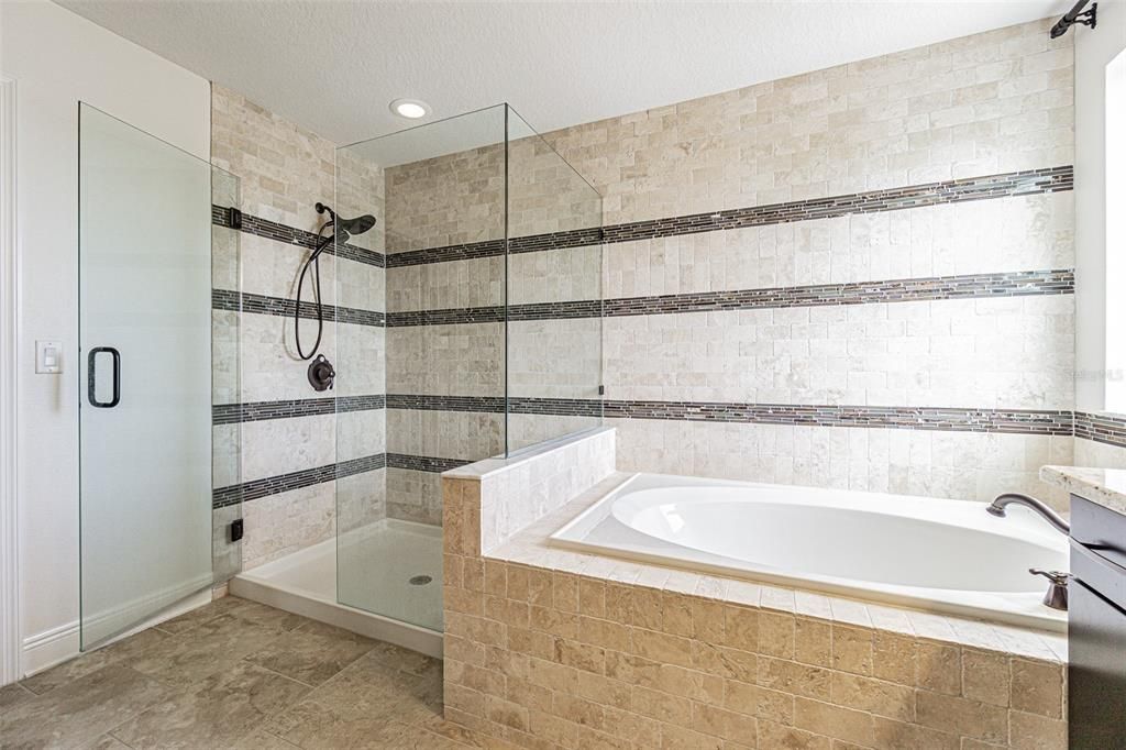 Activo con contrato: $849,900 (5 camas, 5 baños, 3761 Pies cuadrados)