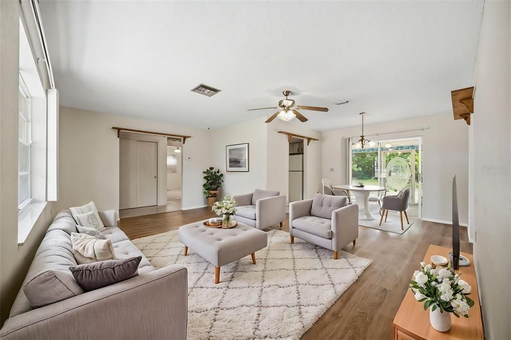 For Sale: $225,000 (2 beds, 2 baths, 1098 Square Feet)