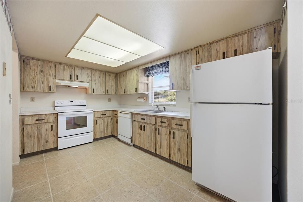 For Sale: $225,000 (2 beds, 2 baths, 1098 Square Feet)