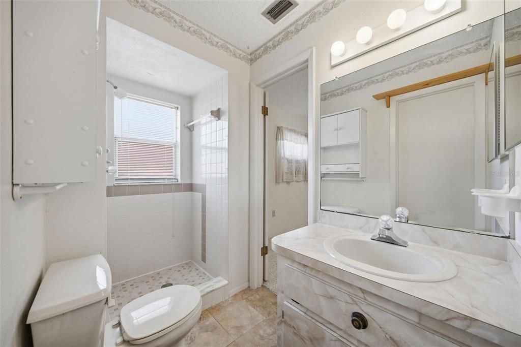 For Sale: $225,000 (2 beds, 2 baths, 1098 Square Feet)