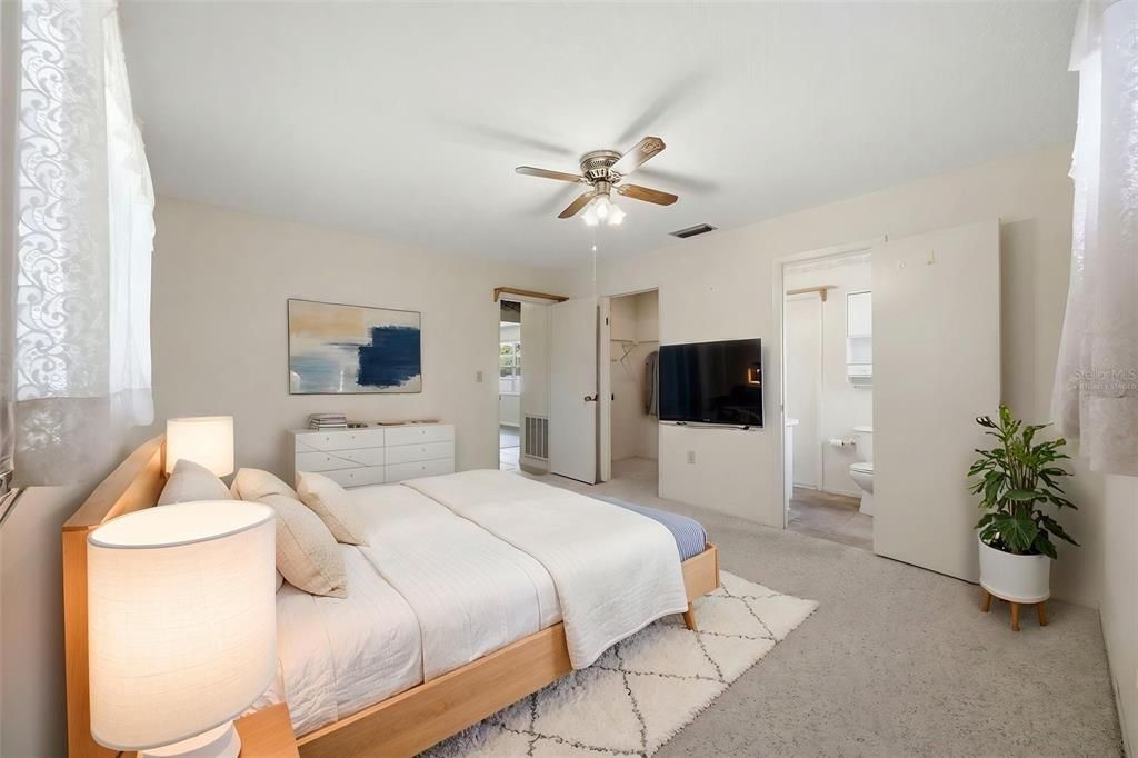 For Sale: $225,000 (2 beds, 2 baths, 1098 Square Feet)